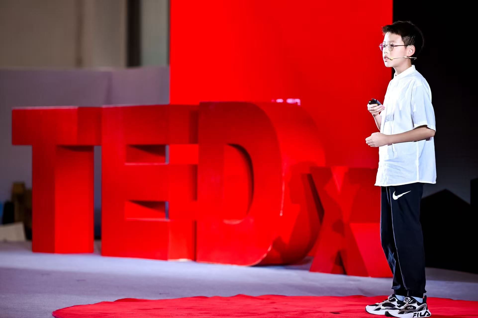 游小鹏在 TEDx 厦门舞台上演讲